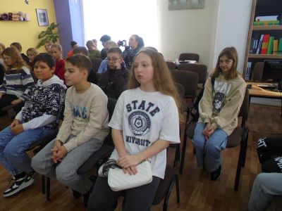 С книгой по дорогам детства