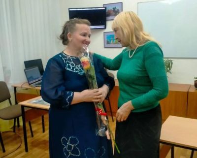 Облетает старый ясень