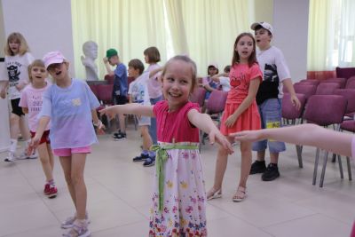 Дарят дети лету улыбки