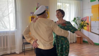 Идёт весна победным маем