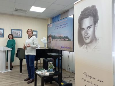 Суждено мне неуемной песней в этом мире новом мире прозвенеть…