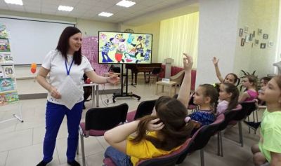 С книжной полки на экран