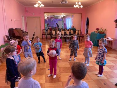 Веселится маленький народ