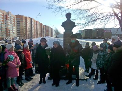 Акция возложения цветов к памятнику Герою России Роману Соколову